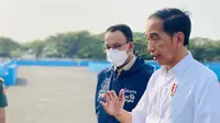 Presiden Joko Widodo bersama Gubernur DKI Jakarta Anies Baswedan memberikan keterangan saat meninjau lokasi sirkuit Formula E di Ancol, Jakarta, Senin (25/4/2022). Jokowi meninjau ditemani langsung Gubernur DKI Jakarta Anies Baswedan. (Foto: Laily Rachev - Biro Pers Sekretariat Presiden)