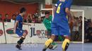 Pemain Timnas Futsal Indonesia, Ardiansyah Runtuboy (tengah) mencoba melewati pemain Antam FC pada laga uji coba di Tifosi Sport Center, Jakarta Timur, (13/1/2017). Timnas Futsal menang 5-2. (Bola.com/Nicklas Hanoatubun)