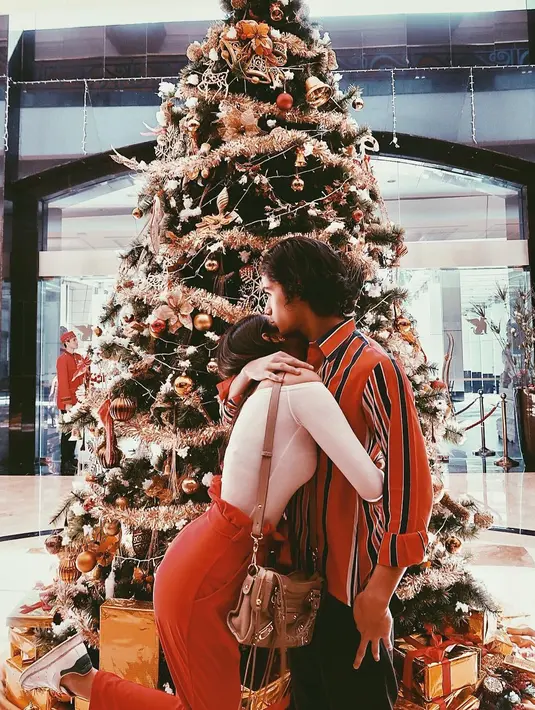 "so happy to be back. merry christmas (Rasanya senang sekali bisa kembali, Selamat Natal)," tulis Alyssa sebagai keterangan foto sambil memeluk Al di sebelah pohon natal. (Instagram/alyssadaguise)