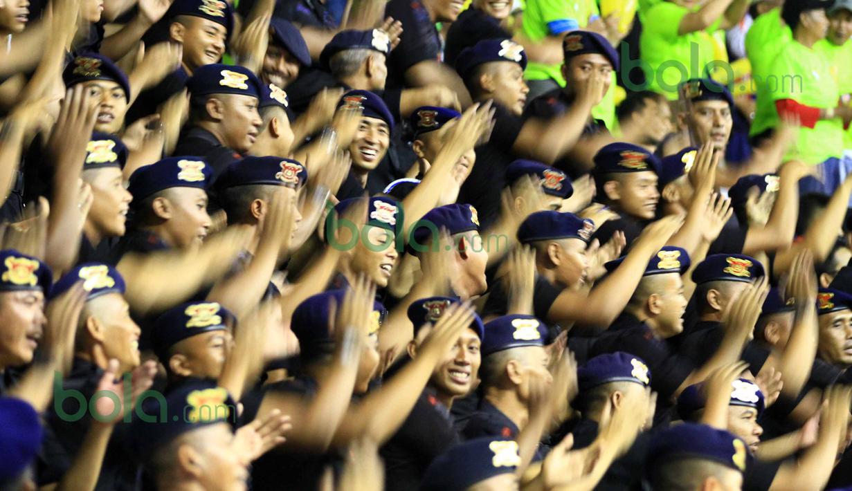 Suporter Jakarta PGN Popsivo memberi dukungan kepada timnya pada laga perdana Proliga 2016 putaran pertama di GOR Ken Arok, Malang, Jumat (19/2/2016). (Bola.com/Nicklas Hanoatubun)