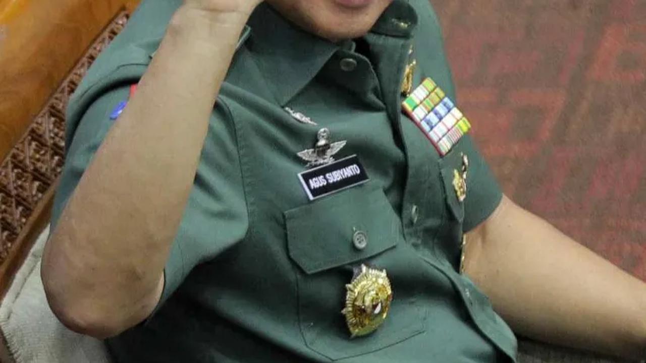 Sesekali dengan senyum ramahnya, Jenderal Agus sempat menyapa awak media yang sedang meliput dari lantai atas.