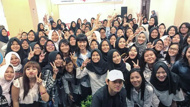 Terlibat Konflik, Ini 6 Potret Manis Aldy Maldini Bareng Penggemarnya