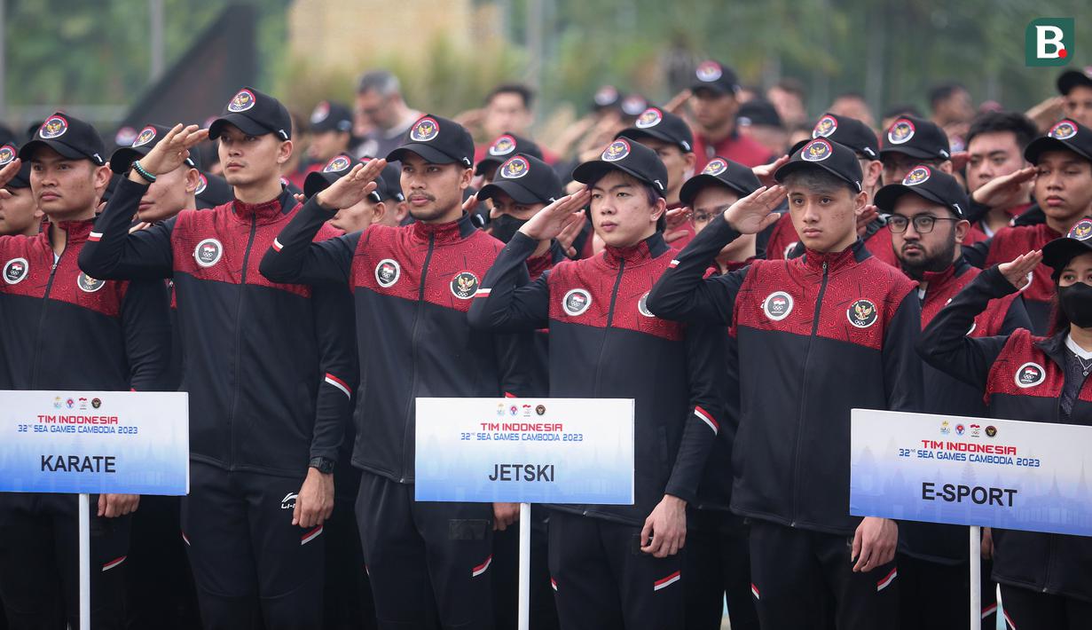 Sejumlah atlet Indonesia melakukan hormat bendera saat pengukuhkan kontingen Indonesia untuk SEA Games 2023 Kamboja yang berlangsung di Kantor Kemenpora, Senayan, Jakarta, Selasa (02/05/2023). Sebanyak 599 atlet akan tampil dalam 31 cabang olahraga. (Bola.com/Bagaskara Lazuardi)