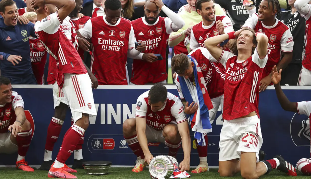 Ekspresi para pemain Arsenal ketika Piala FA terjatuh saat perayaan gelar juara di Stadion Wembley, London, Minggu (2/8/2020). Arsenal menjadi Juara Piala FA setelah menaklukkan Chelsea dengan skor 2-1. (Catherine Ivill/Pool via AP)