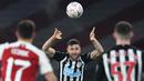 Bek Newcastle United, Paul Dummett mengambil lemparan ke dalam pada laga babak ke-3 Piala FA 2020/21 melawan Arsenal di Emirates Stadium, Sabtu (9/1/2021). Newcastle United kalah 0-2 dari Arsenal melalui extra time. (AFP/Glyn Kirk/Pool)