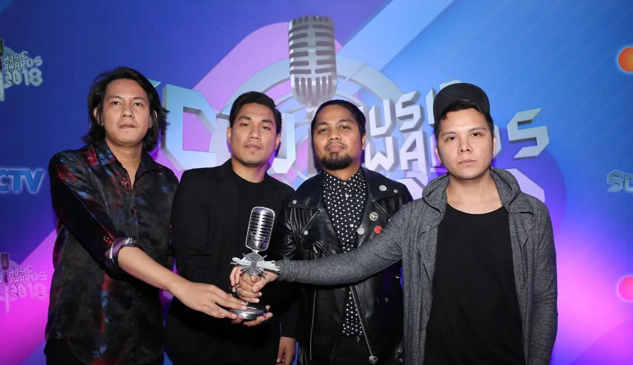 “Alhamdulillah makasih untuk semua voters sudah memilih kami untuk semua sms pulsa waktu dan doa,” kata Rizal usai menerima piala di studio Emtek, Daan Mogot, Jakarta Barat, Jumat 27 April 2018 malam.  (Adrian Putra/Bintang.com)