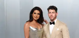 Pasangan power couple, Priyanka Chopra dan Nick Jonas, kembali membuktikan status mereka sebagai fashion icon. Priyanka mengenakan gaun metalik rancangan Stella McCartney dengan aksen fur yang dramatis, sementara Nick tampil sleek dalam tuxedo krem yang clean. Keduanya menghadirkan harmoni antara bold femininity dan refined masculinity.