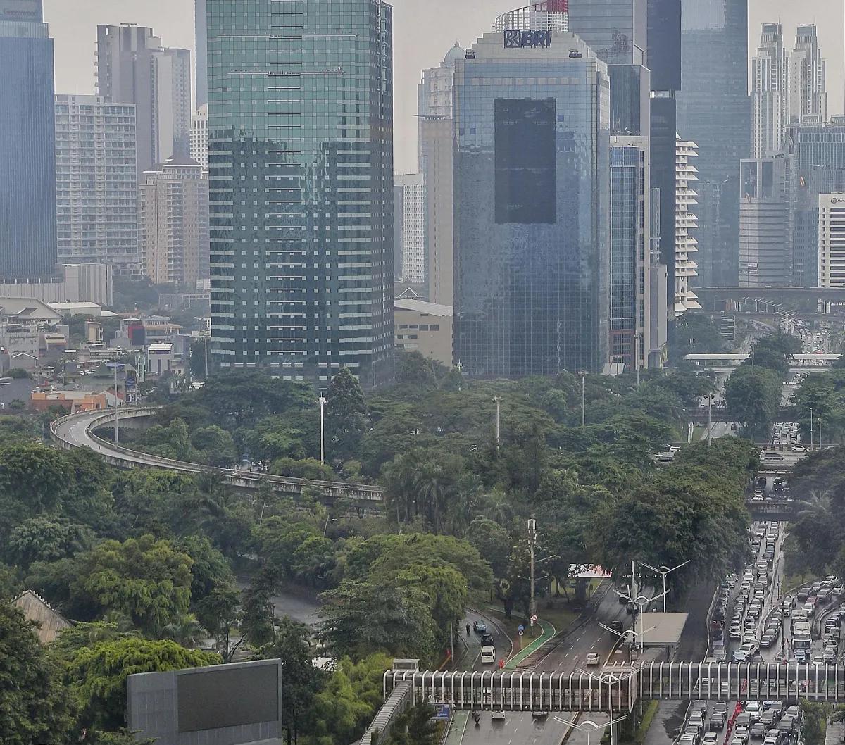 "Kalau inflasi masih tinggi maka prediksinya nilai tukar maupun suku bunga di AS di higher for longer," imbuhnya.<br>
