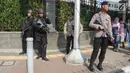 Aparat kepolisian bersenjata lengkap mengamankan Parade Asian Games 2018 di Jalan Thamrin, Jakarta, Minggu (13/5). Sejumlah pejabat negara hadir seperti Wakil Presiden RI Jusuf Kalla dan Gubernur DKI Jakarta Anies Baswedan.  (Liputan6.com/Arya Manggala)