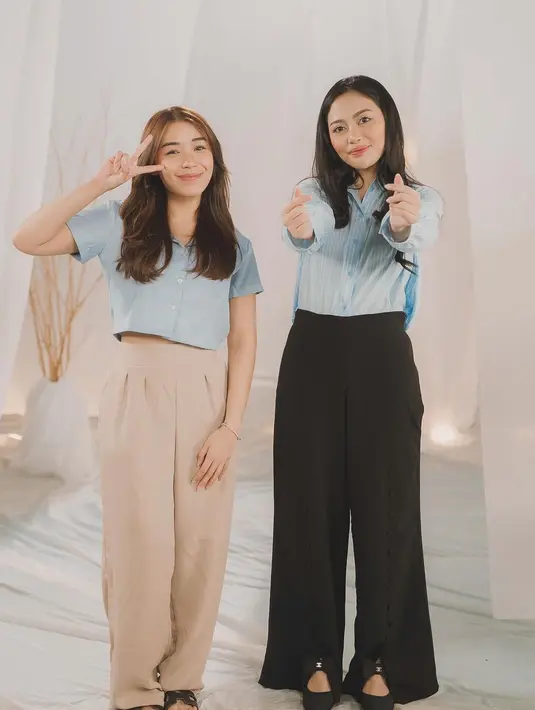 Rachel Vennya tampil manis dengan kemeja biru muda lengan panjang bercorak garis-garis putih. Ia padukan penampilannya dengan celana panjang hitam. [Foto: Instagram/raffinagita1717]