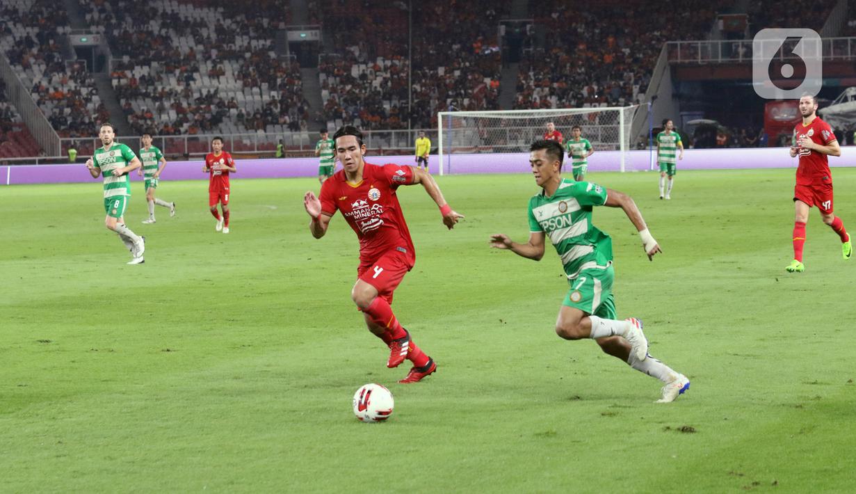 Pemain Persija Ryuji Utomo mengejar pemain Geylang International FC yang sedang membawa bola pada pertandingan persahabatan di SUGBK, Jakarta, Minggu (23/2/2020). Persija membungkam Geylang 3-1. (Liputan6.com/Angga Yuniar)