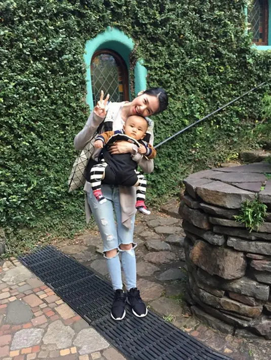 "Karena aku banyak meluangkan waktu sama dia. Tingkahnya yang bikin gemes banget aku mau share di IG. Suka saja rekam-rekam karena orang tua dan mertua, setiap hari menunggu video Owen," paparnya. (Instagram/laurabas)