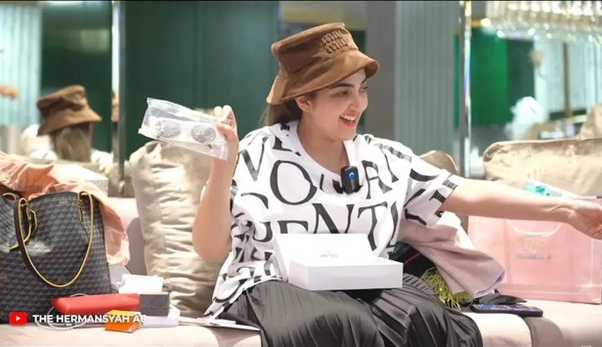 <p>Ashanty juga mendapat kado yang unik dari temannya. Salah satunya adalah Ashanty mendapat topi. [Foto: youtube.com/The Hermansyah A6]</p>