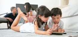 Sahabat Fimela, yuk simak strategi untuk mengurangi screen time anak tanpa konflik yang bisa kamu terapkan pada anakmu! [Dok/freepik.com/pch.vector]