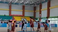 Pebasket 14 tahun asal Shandong, China yang bikin heboh karena memiliki tinggi 2,26 meter (Dok.YouTube/ OMG)
