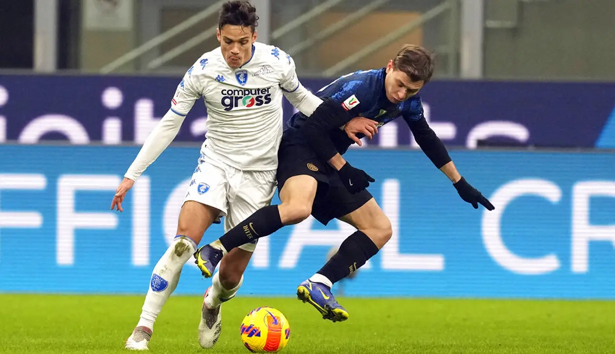 Pemain Empoli Samuele Ricci (kiri) berebut bola dengan pemain Inter Milan Nicolo Barella pada pertandingan sepak bola Coppa Italia di Stadion San Siro, Milan, Italia, 19 Januari 2022. Inter Milan menang 3-2. (AP Photo/Antonio Calanni)