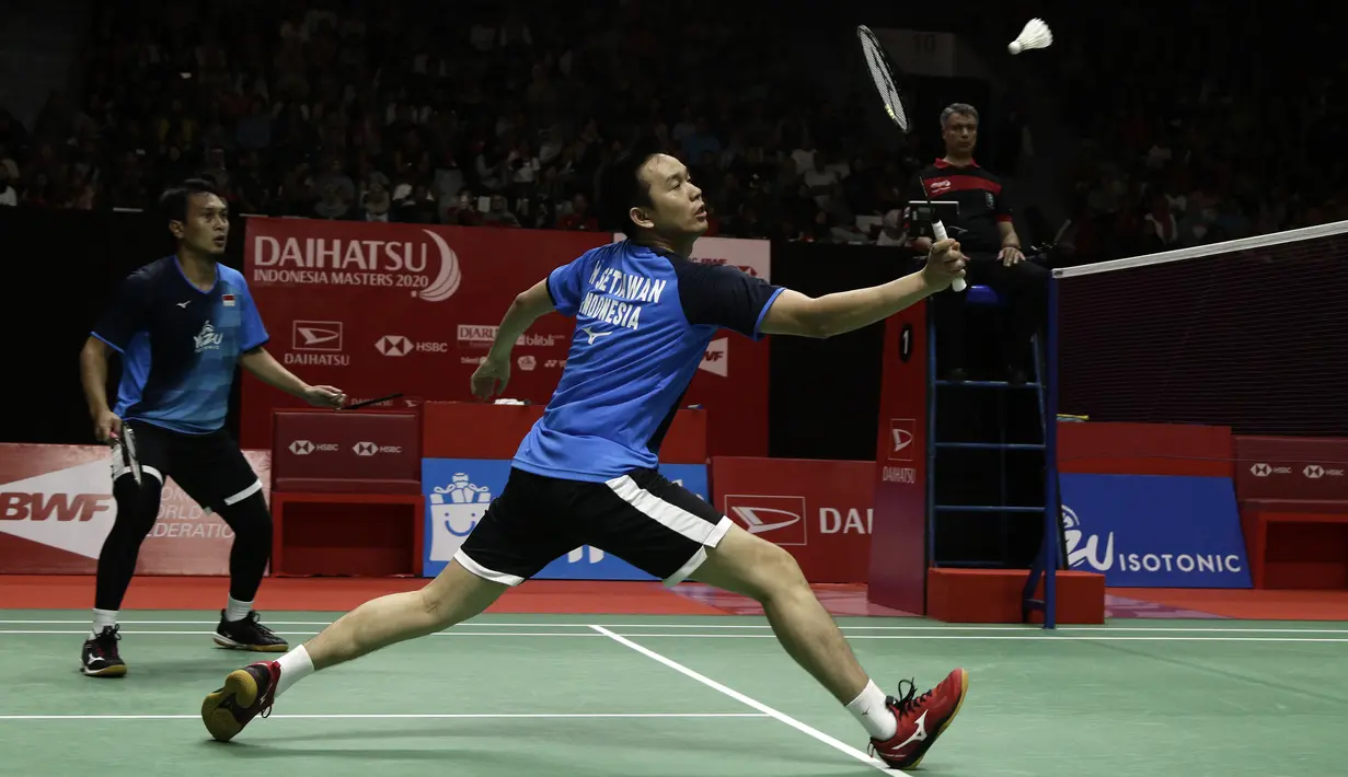 Ganda putra Indonesia, Mohammad Ahsan/Hendra Setiawan, saat menghadapi ganda Chinese Taipei, Lee Yang/Wang Chi Lin, pada laga Indonesia Masters 2020 di Istora Senayan, Jakarta, Jumat (17/1). Ahsan/Hendra menang 9-21, 21-15, dan 21-19. (Bola.com/Yoppy Renato)