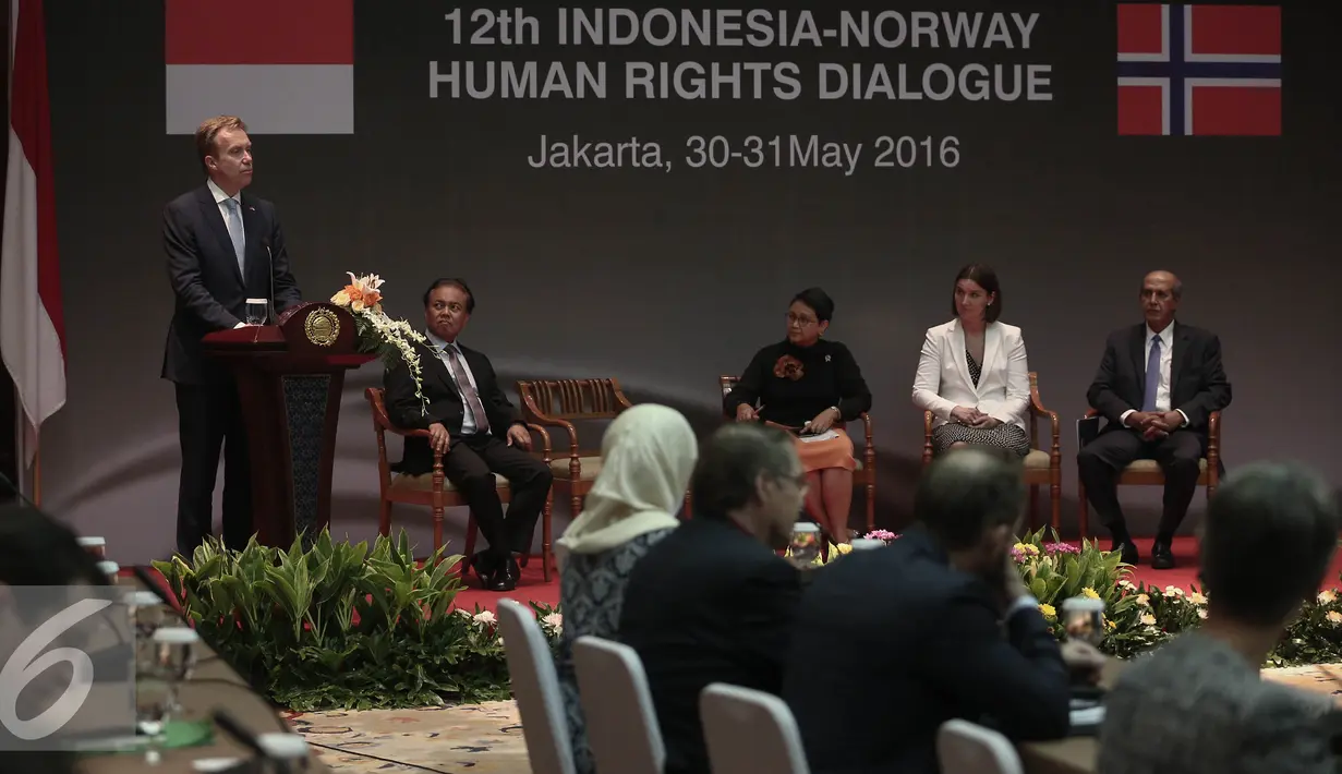 Suasana Dialog HAM antara RI dan Norwegia di Kementerian Luar Negeri, Jakarta, Senin (30/5). Dalam pertemuan tersebut mendorong kedua belah pihak untuk meningkatkan kerja sama dalam HAM dan REDD+ serta perubahan iklim. (Liputan6.com/Faizal Fanani)