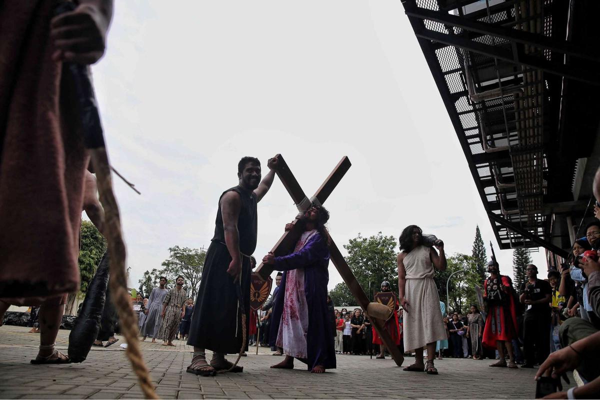 Drama penyaliban Yesus Kristus selama peringatan Jumat Agung