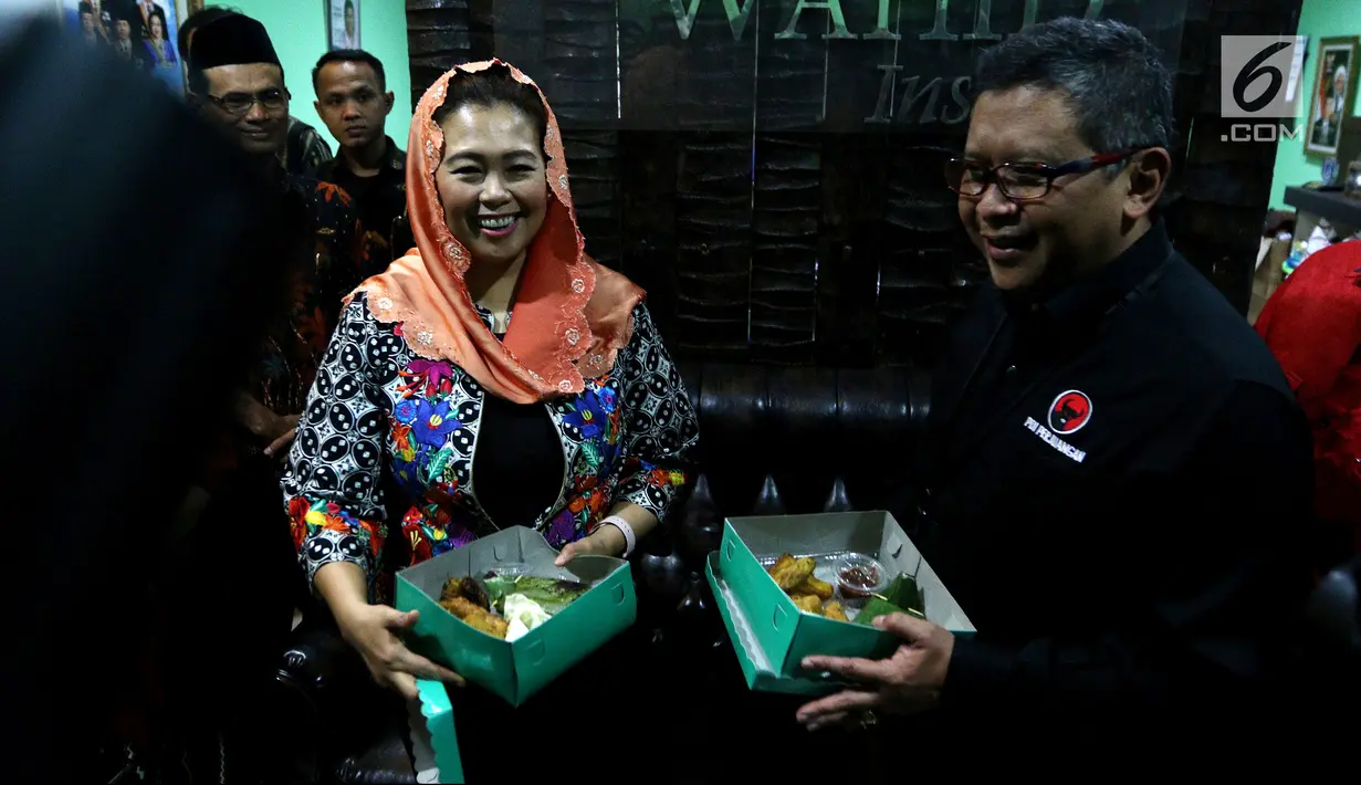 Suasana pertemuan Direktur Eksekutif The Wahid Institude Yenny Wahid dengan Sekjen PDIP Hasto Kristiyanto di kantor The Wahid Institude, Jalan Taman Amir Hamzah No 8 Menteng, Jakarta Pusat,  Senin (5/2). (Liputan6.com/JohanTallo)