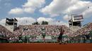 Suasana pertandindangan antara Petenis asal Inggris Andy Murray dan petenis Slowakia Martin Klizan di Roland Garros stadium, Paris, (1/6). (AP Photo/Petr David Josek)