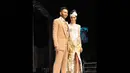 Suasana romantis tampak mengiringi Teuku Zacky dan sang istri, Ilmira saat berjalan di catwalk, Jakarta, (3/9/14). (Liputan6.com/Panji Diksana)