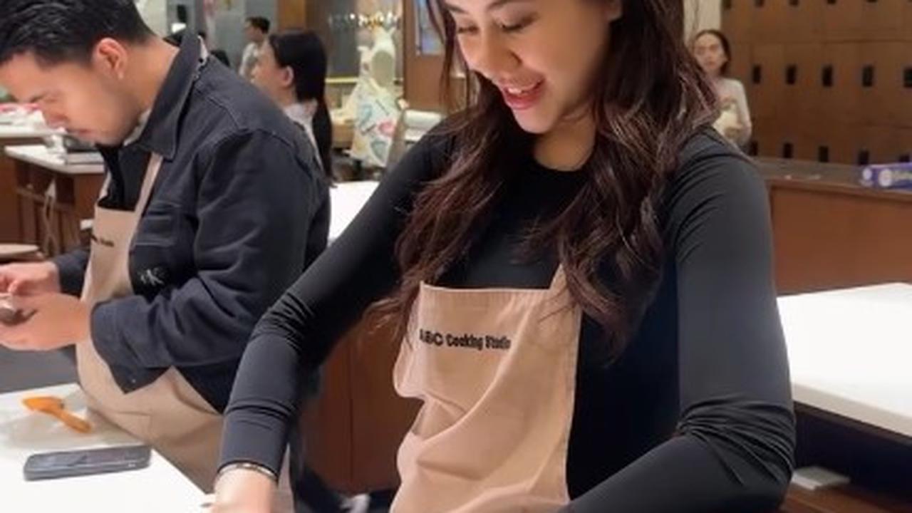 7 Potret Aaliyah Massaid dan Mahalini Ikut Kelas Memasak Bersama Pasangan, si Bumil-Bumil Cantik