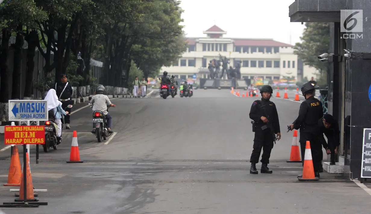 Polisi dengan senjata laras panjang berjaga di Mako Brimob, Kelapa Dua, Depok, Kamis (24/1). Polisi sudah mulai melakukan penjagaan di hari kebebasan Basuki Tjahaja Purnama atau BTP alias Ahok. (Liputan6.com/Herman Zakharia)