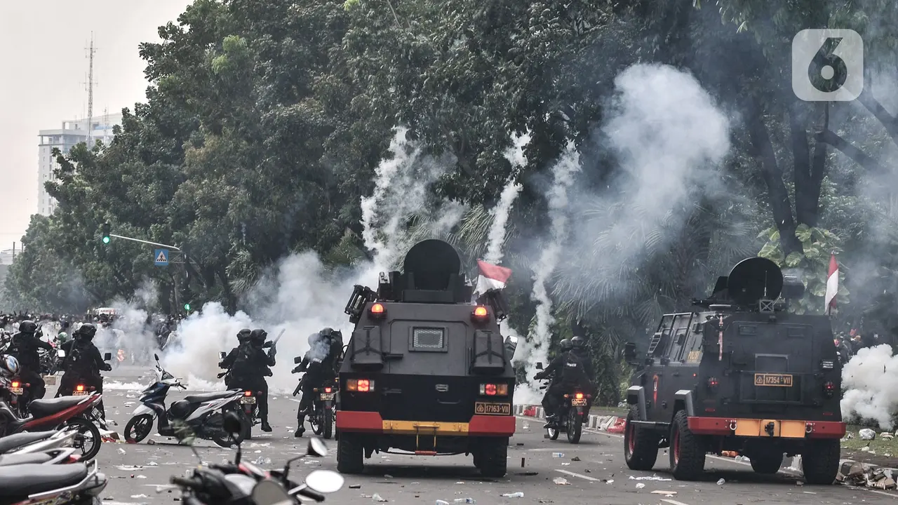 Polisi Bertameng dan Kendaraan Taktis Amankan Bentrokan Massa