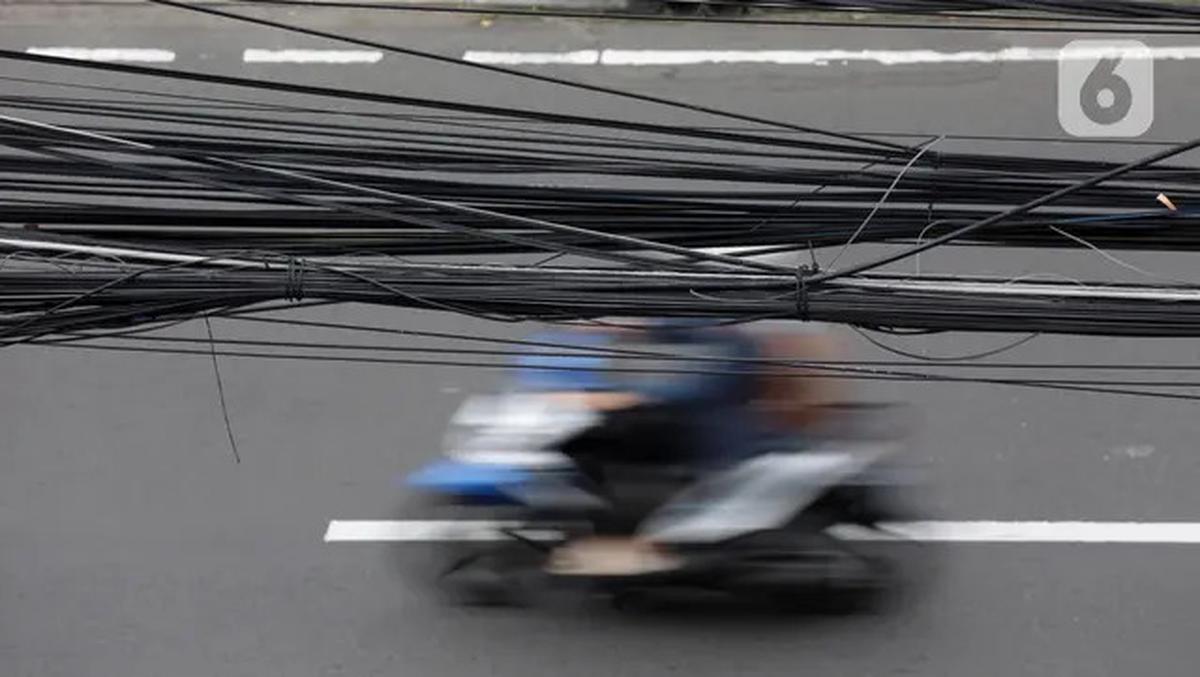 Potret Semrawutnya Kabel Utilitas di Jakarta