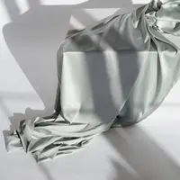 Jangan salah pilih, ketahui ciri-ciri kain sutera asli berikut ini. (pexels/annanekrashevich).