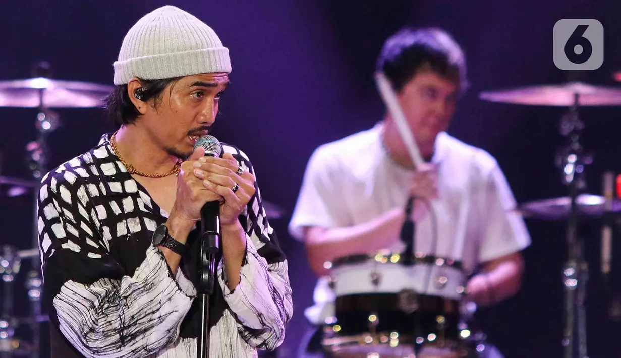 Vokalis Band Sheila on 7, Duta saat konser yang bertajuk 'Tunggu Aku di Jakarta' di kawasan JIExpo Kemayoran, Jakarta, Sabtu, (28/1/2023). Dalam konser yang bertajuk 'Tunggu Aku di Jakarta', Sheila on 7 membawakan lagu-lagu andalannya seperti Pejantan Tangguh, Pria Kesepian, Sephia dan lain-lain. (Liputan6.com/Herman Zakharia)