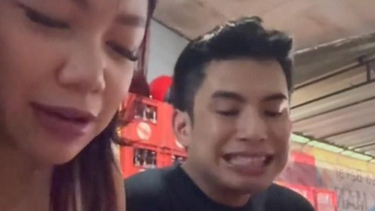 Saat di Malang, Okin dan Regina tampak menghabiskan waktu bersama. Mulai dari jalan-jalan hingga makan bersama, keduanya terlihat begitu bahagia.