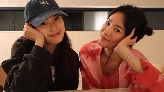 Bae Suzy dan Song Hye Kyo. (Instagram/ kyo1122)