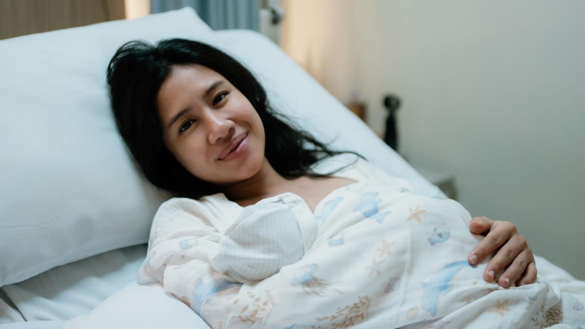 Shenina Cinnamon Tampil Bare Face Saat Melahirkan, Pancarkan Aura Keibuan Usai Berjuang