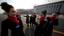 Pemandu bus wanita berfoto narsis di dekat Balai Besar Rakyat selama Konferensi Konsultatif Politik Rakyat Cina (CPPCC) di Beijing, (3/3). Ribuan delegasi telah berkumpul di untuk pembukaan sidang tahunan Rakyat Cina. (AP Photo/Andy Wong)