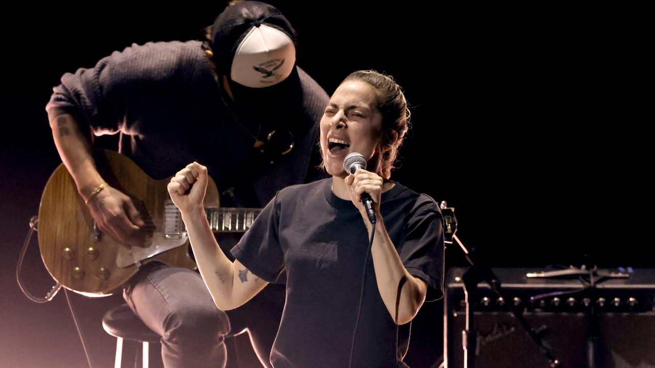 Lady Gaga Polos Tanpa Makeup di Panggung Oscar 2023, Bibir Pecah-Pecahnya Tuai Perdebatan