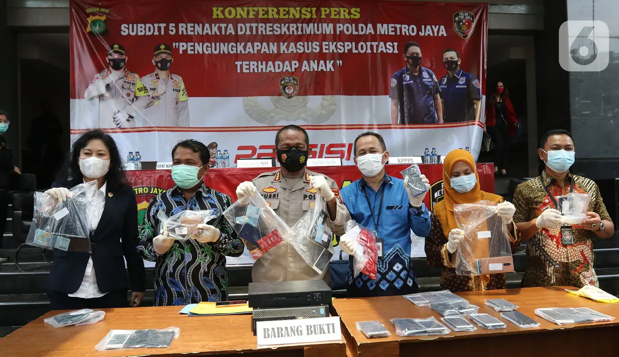 Barang bukti diperlihatkan saat konfrensi pers tersangka artis Cyntiara Alona dalam pengungkapan kasus prostitusi dan eksploitasi anak di Ditreskrimum Polda Metro Jaya, Jakarta, Jumat (19/03/2021). (Liputan6.com/Herman Zakharia)