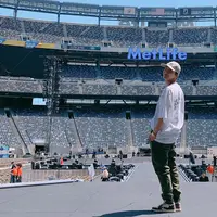 Rapper sekaligus main dancer BTS ini melakukan soundcheck di salah satu konser mereka dengan tampilan outfit yang simple. Tak ketinggalan, J-hope mengenakan topi yang menjadi salah satu fashion item favoritnya. (Liputan6.com/Twitter/@BTS_twt)