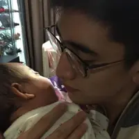 Verrel Bramasta sedang gendong bayi yang diadopsi Venna Melinda (Instagram/@venna.melinda)