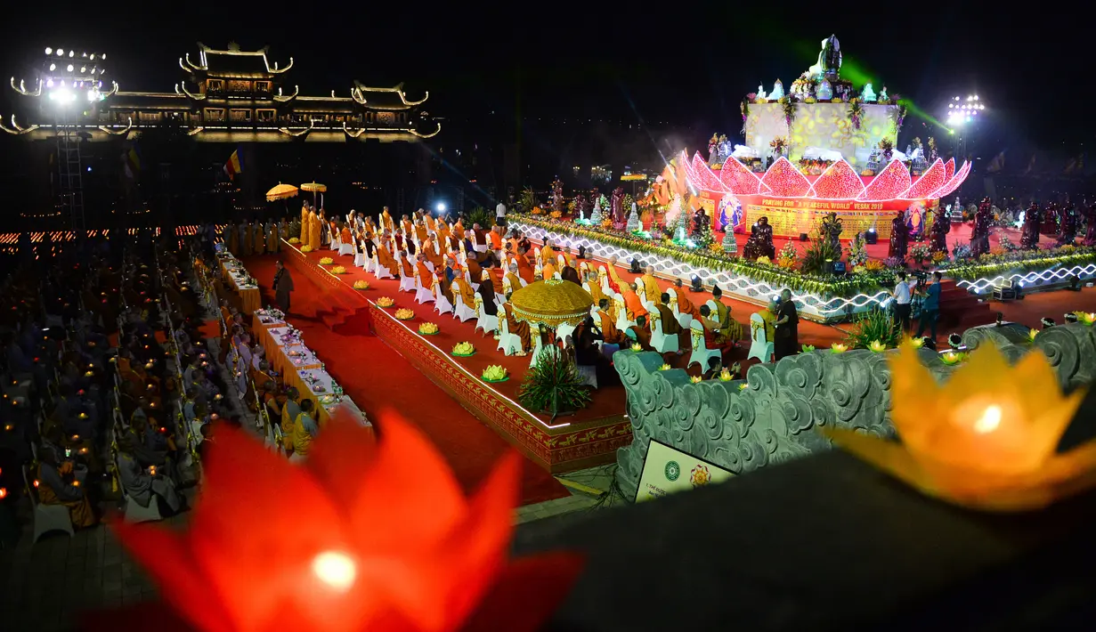 Para biksu Buddha berdoa saat upacara jelang perayaan Hari Waisak di Pagoda Tam Chuc, Provinsi Ha Nam, Vietnam, Senin (13/5/2019). Dalam acara ini umat Buddha berdoa bagi dunia yang damai. (Nhac NGUYEN/AFP)