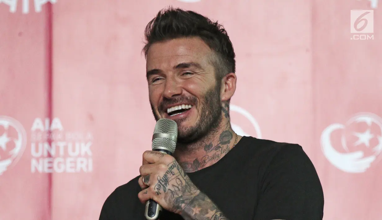 Mantan bintang sepak bola Inggris David Beckham memberikan sambutan pada acara AIA Sepak Bola untuk Negeri di Jakarta, Minggu (25/3). David Beckham tampil dengan kaos hitam dan badan penuh tato. (Liputan6.com/Herman Zakharia)