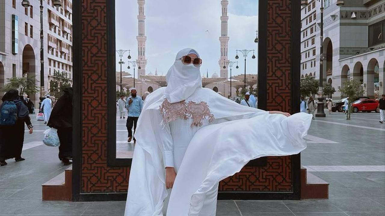8 Potret Isa Zega yang Santai Bergaya dengan Cadar Saat Umrah, Disebut Nistakan Agama - Identitasnya Jadi Sorotan