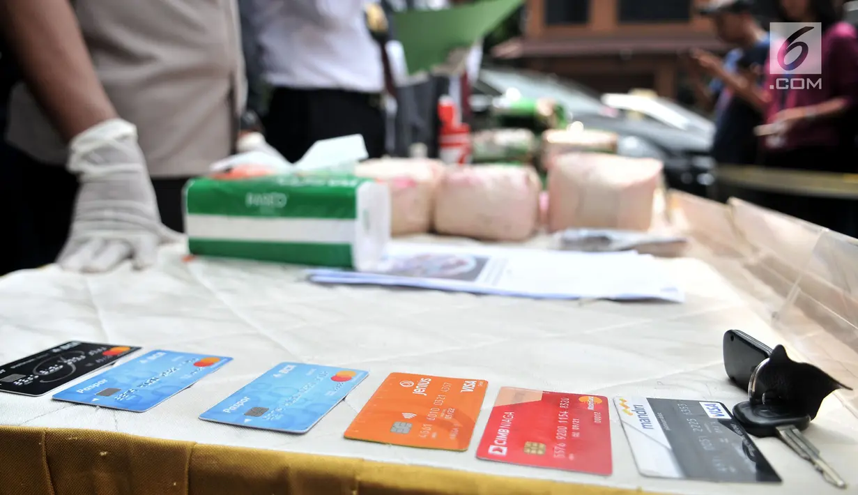Barang bukti diperlihatkan saat rilis kasus narkoba di Mapolres Jakbar (26/11). Satuan Narkoba Polres Metro Jakbar menggagalkan sabu dan ekstasi yang dikirim dari Lampung melalui kapal di Pelabuhan Rakyat, Banten 20 November. (Merdeka.com/Iqbal S Nugroho)