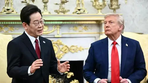 Presiden Donald Trump bersama dengan Presiden Korea Selatan Lee Jae Myung di Ruang Oval Gedung Putih pada 25 Agustus 2025.