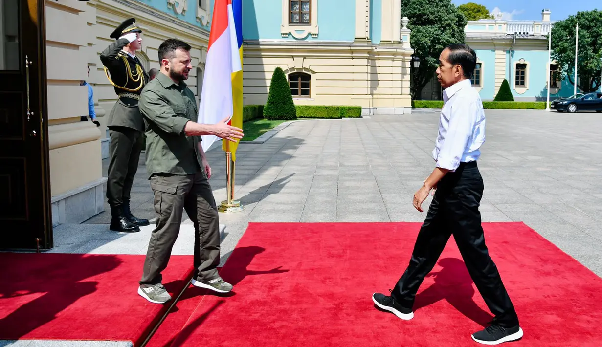 Presiden Joko Widodo atau Jokowi (kanan) disambut oleh Presiden Ukraina Volodymyr Zelenskyy (kiri) saat tiba di Istana Maryinsky, Kiev, Ukraina, Rabu (29/6/2022). Setelah penyambutan, kedua pemimpin negara tersebut masuk ke dalam Istana Maryinsky untuk melakukan sesi foto bersama dan dilanjutkan pertemuan tatap muka. (Foto: Biro Pers Sekretariat Presiden)