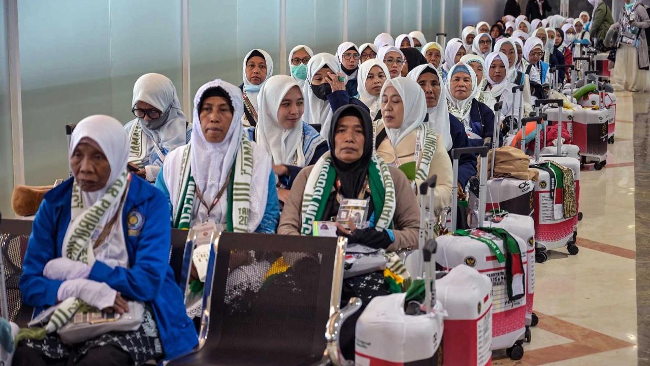 FOTO: Kloter Pertama Jemaah Haji Embarkasi Surabaya Berangkat ke Tanah Suci