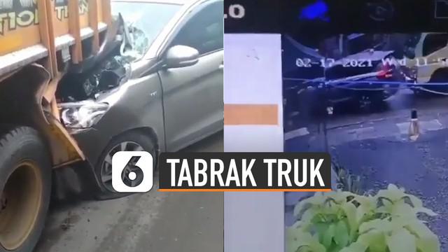 Beredar video rekaman cctv menunjukkan sebuah mobil yang berusaha menyalip truk namun lepas kendali dan menabrak truk yang sedang diparkir.