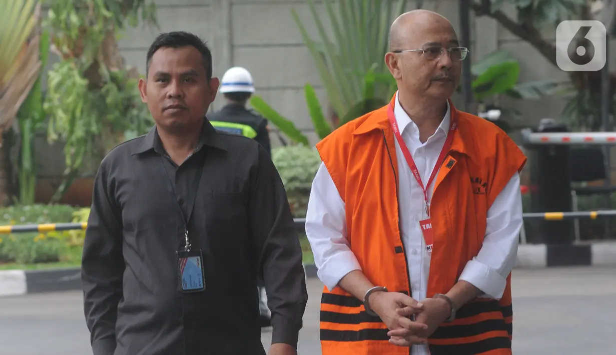 Wali Kota nonaktif Medan, Tengku Dzulmi Eldin tiba untuk menjalani pemeriksaan di gedung KPK, Jakarta, Senin (13/1/2020). Dzulmi Eldin kembali diperiksa KPK seabagai tersangka terkait proyek dan jabatan pada Pemerintahan Kota Medan tahun 2019. (merdeka.com/Dwi Narwoko)