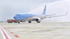 Pesawat Kepresidenan yang ditumpangi Presiden Joko Widodo dan rombongan disambut prosesi water salute (penyiraman air) saat mendarat di Bandara Internasional Jawa Barat (BIJB) Kertajati, Majalengka, Jawa Barat, Kamis (24/5). (Liputan6.com/Pool/Setpres)